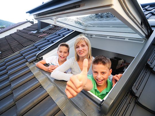 Familie beim Dachfenster